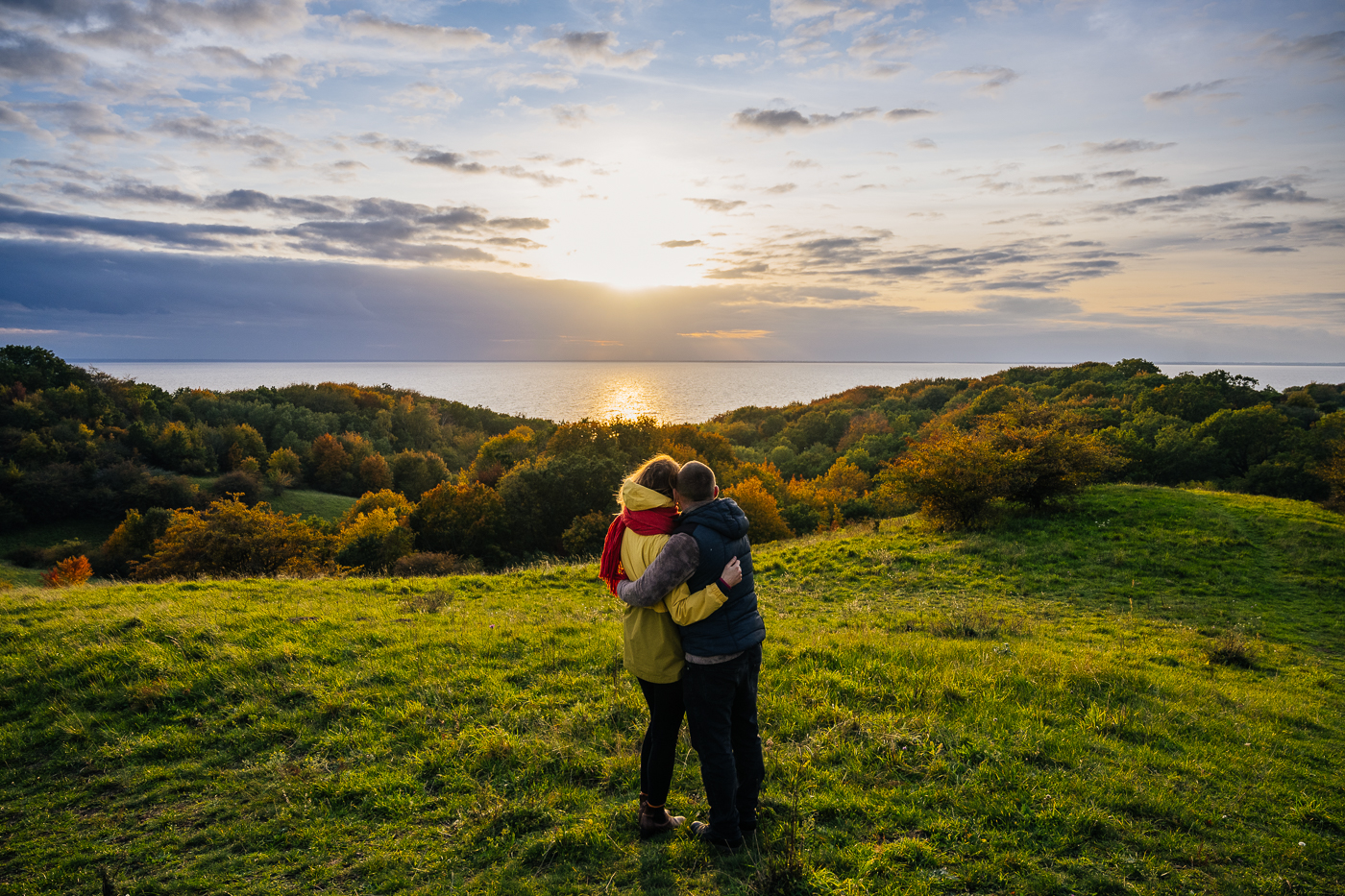 Glückliches Paar im Sonnenuntergang auf dem Mönchgut