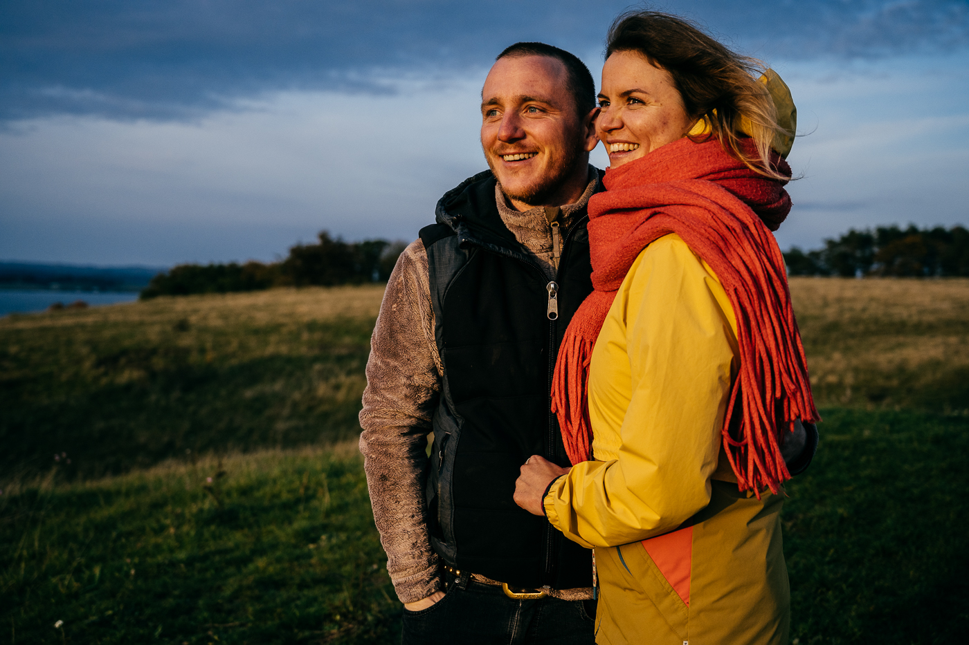 Glückliches Paar im Sonnenuntergang auf der Insel Rügen