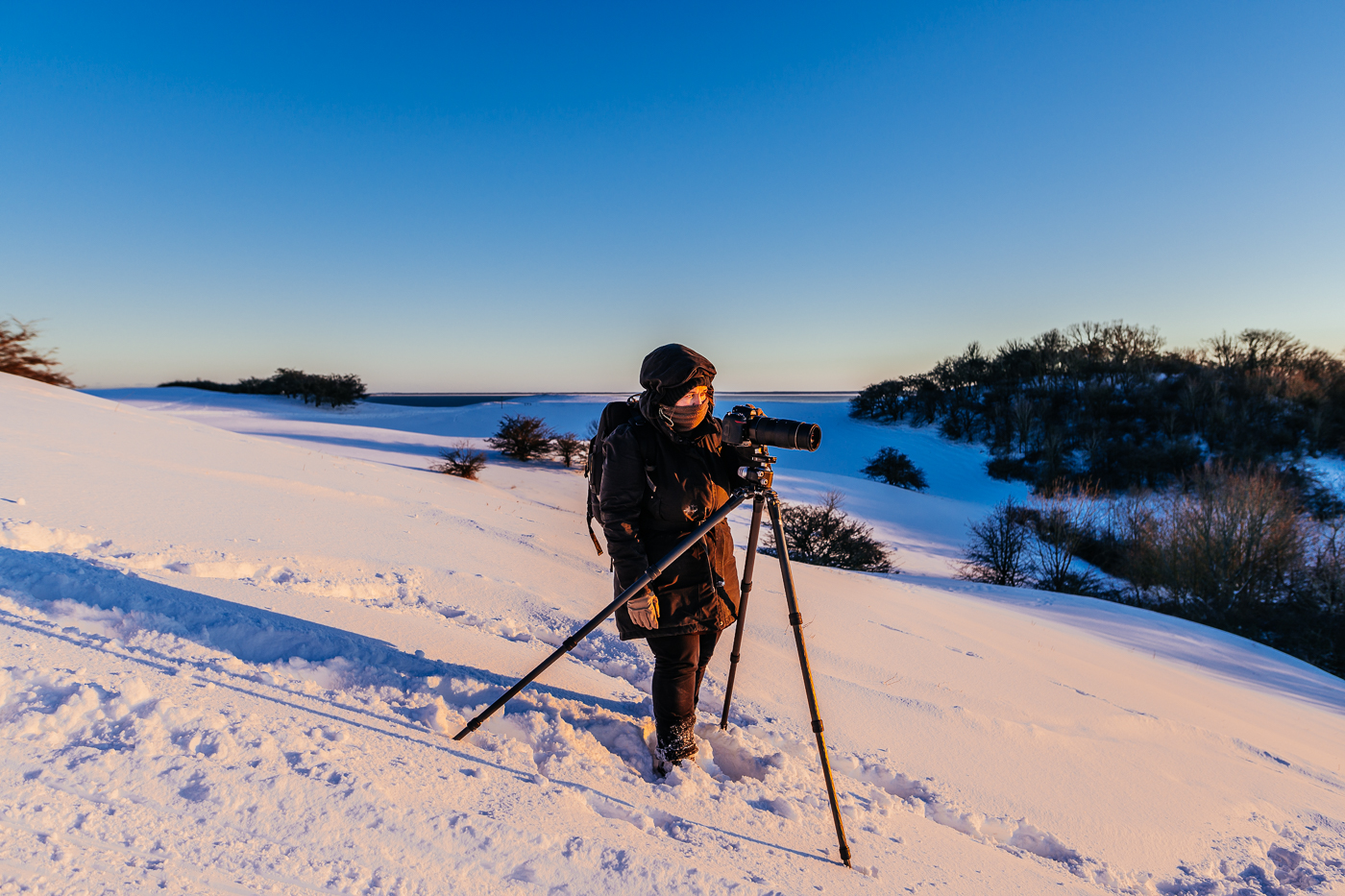 Sandra Bartocha beim fotografieren von Wintermotiven