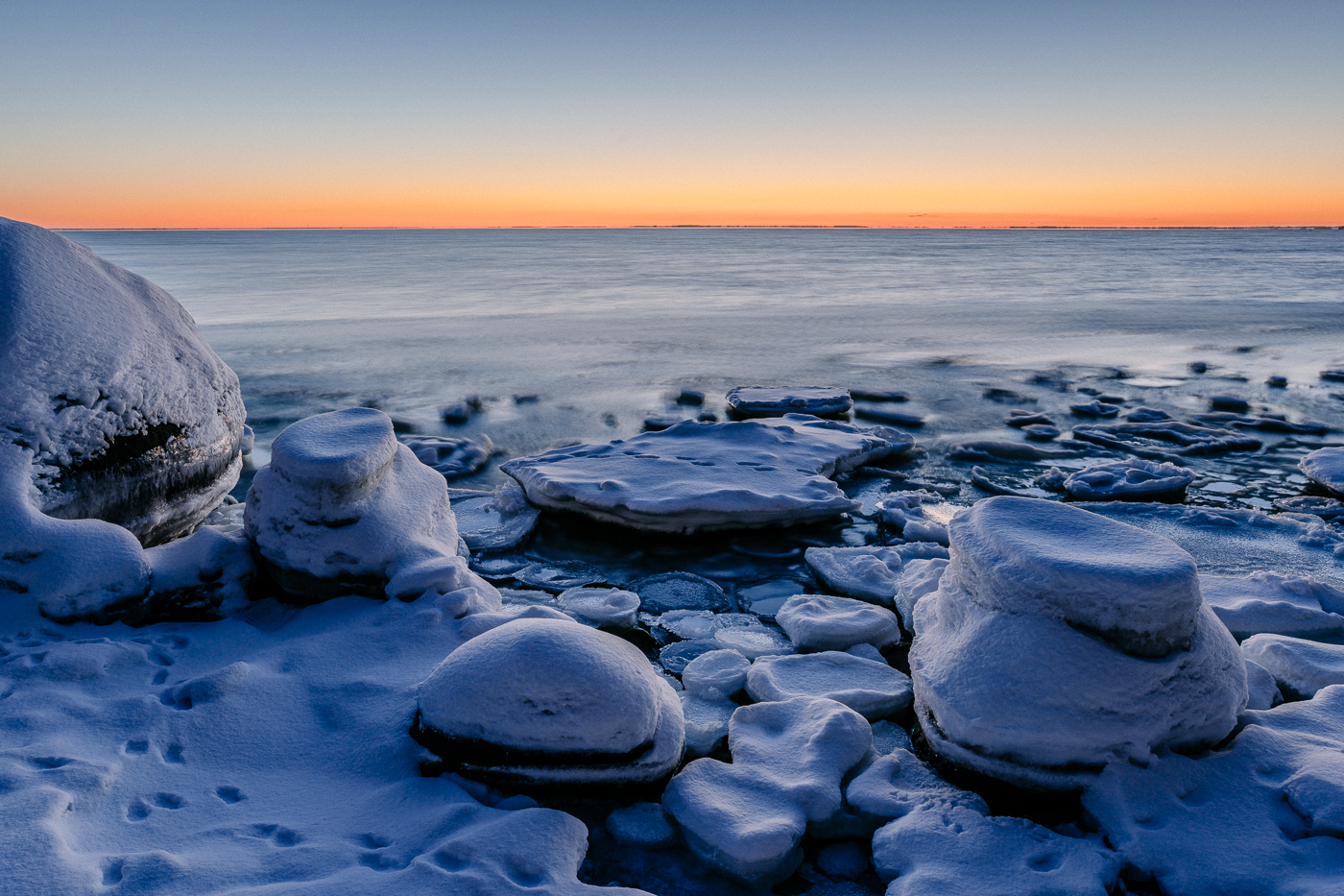 Sonnenuntergang am vereisten Ufer des Greifswalder Boddens