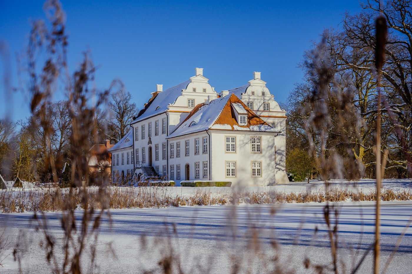 Das Gutshaus von Boldevitz im Winter mit Schnee