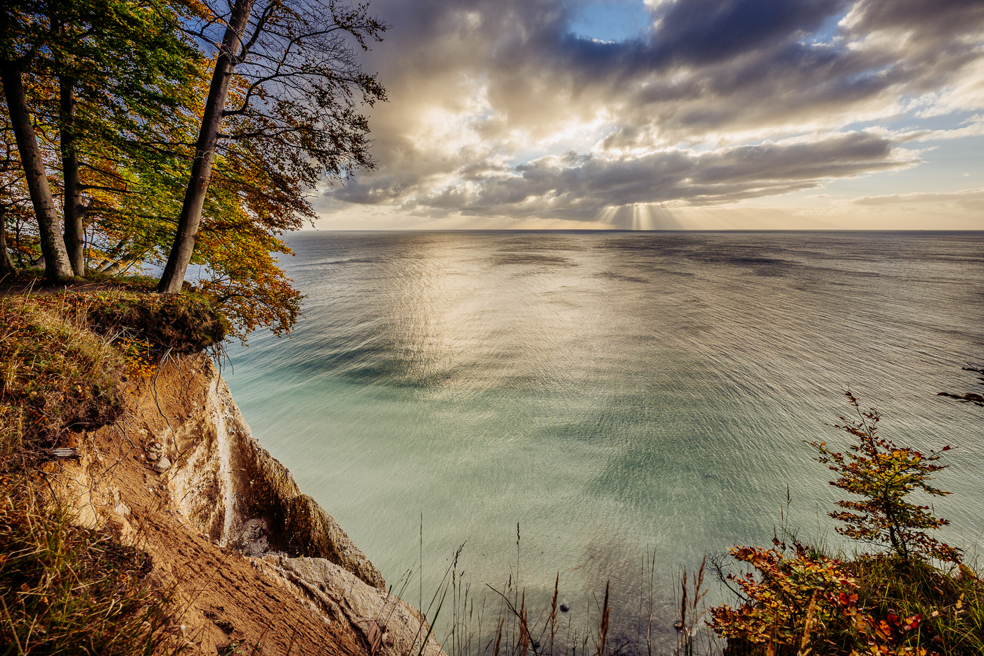 Blick von der Kreideküste im Nationalpark Jasmund auf Rügen über die Ostsee unter dramatischen Wolken.