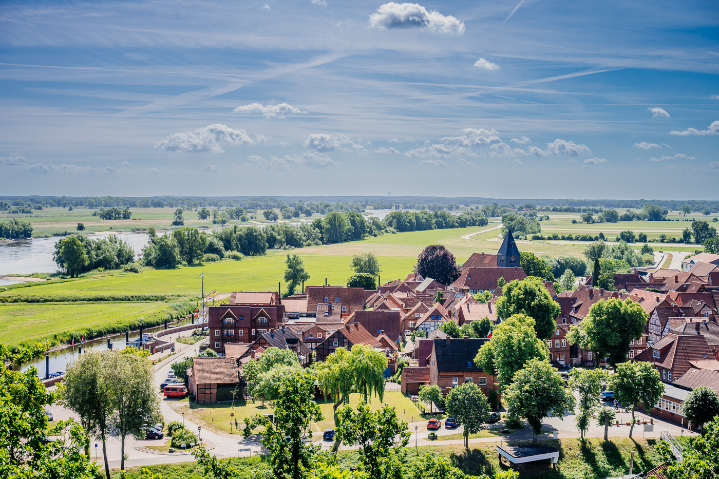 Büber die Altstadt von Hitzacker auf die Elbe