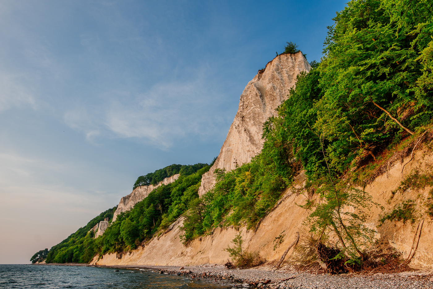 Königsstuhl an der Kreideküste im Nationalpark Jasmund auf Rügen vom Strand aus gesehen.