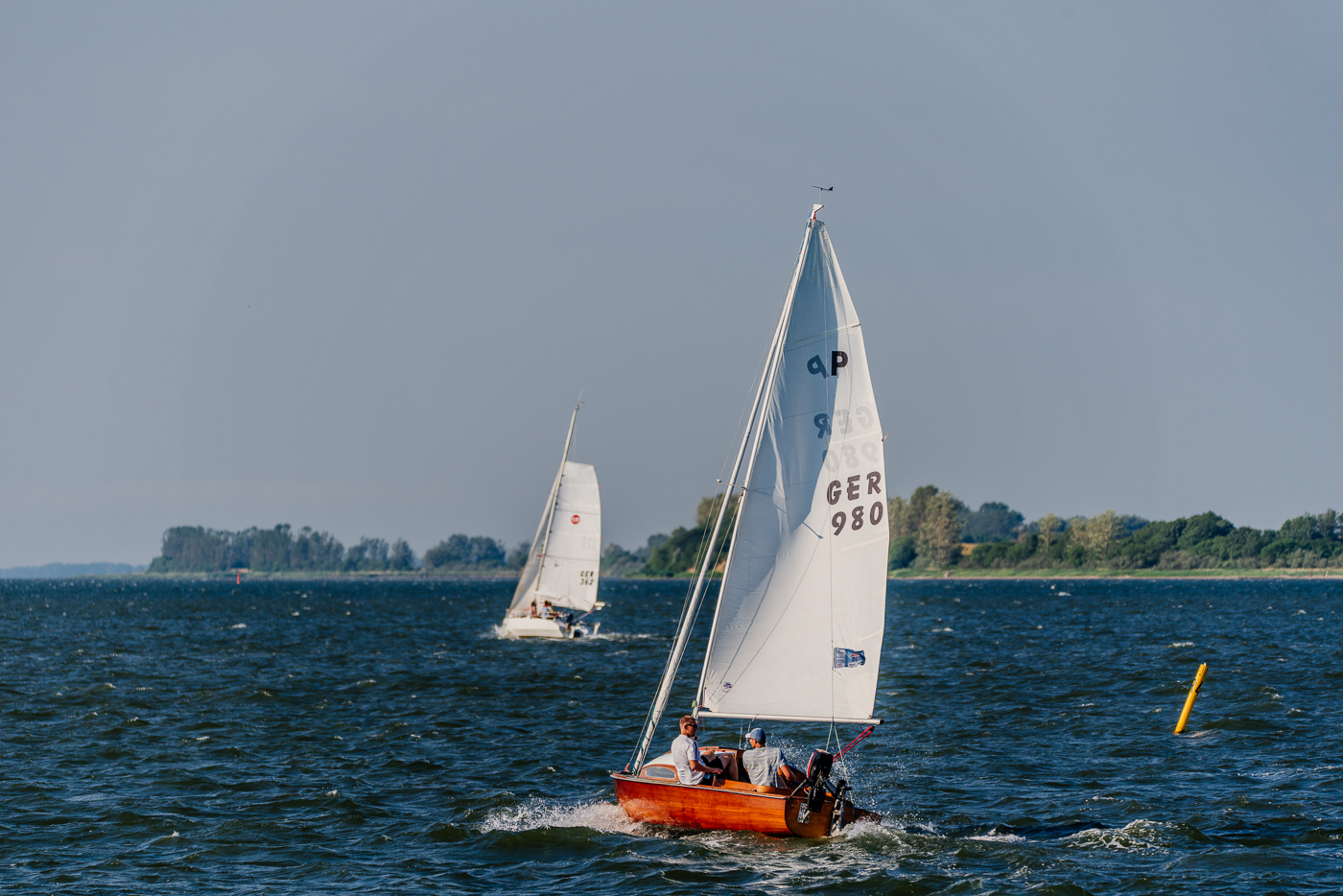 Segelregatta auf dem Strelasund vor Stralsund mit Segelbooten auf der Ostsee.
