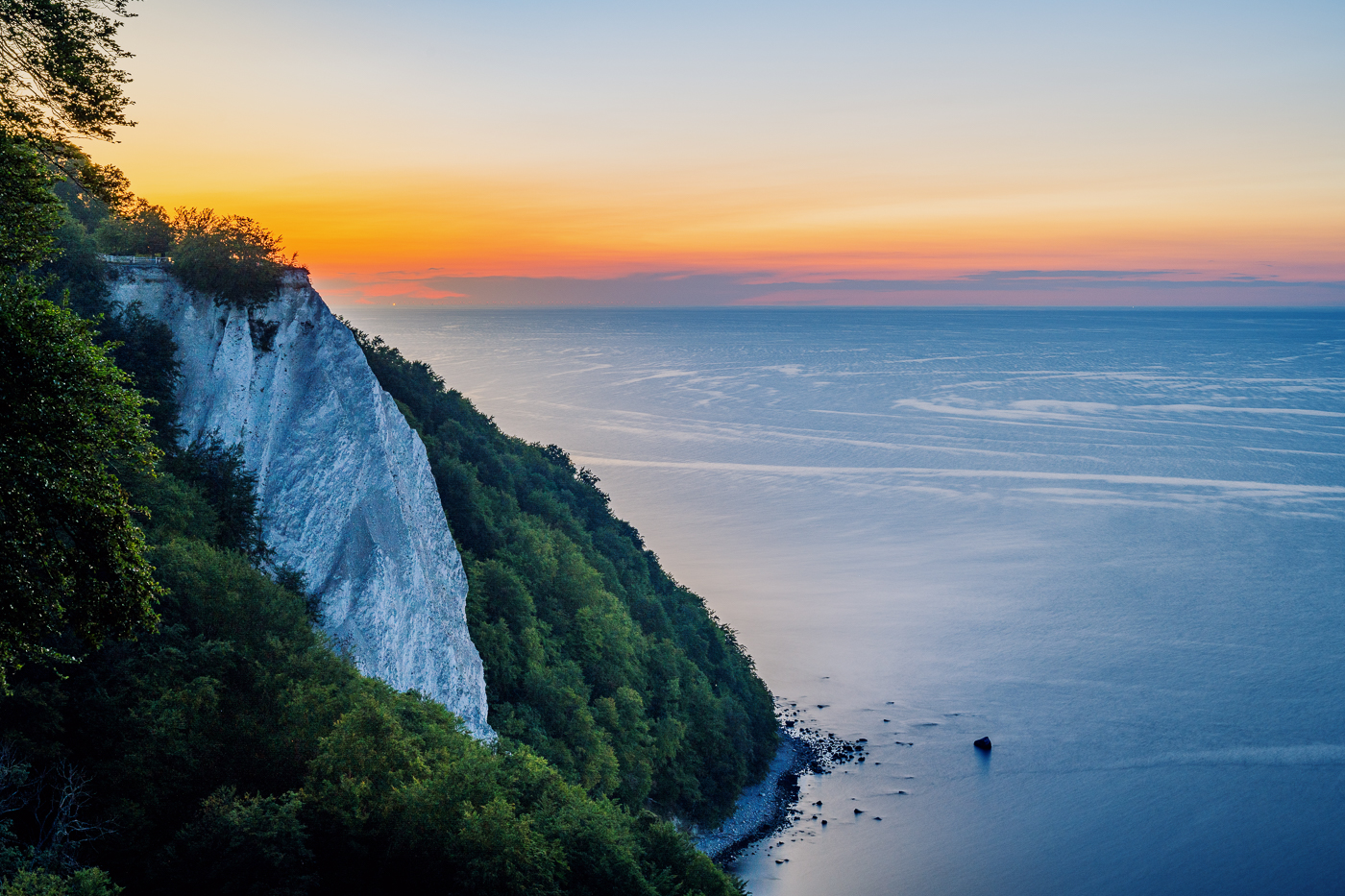 Königsstuhl an der Kreideküste im Nationalpark Jasmund auf Rügen bei Sonnenuntergang.