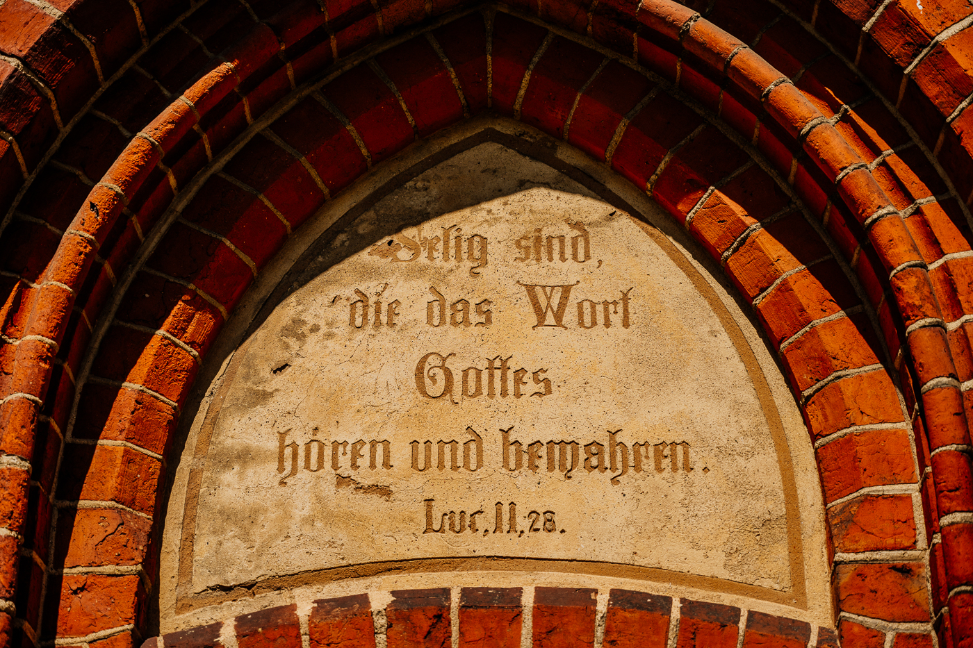 Inschrift an der Gotischen Backsteinkirche in Serrahn