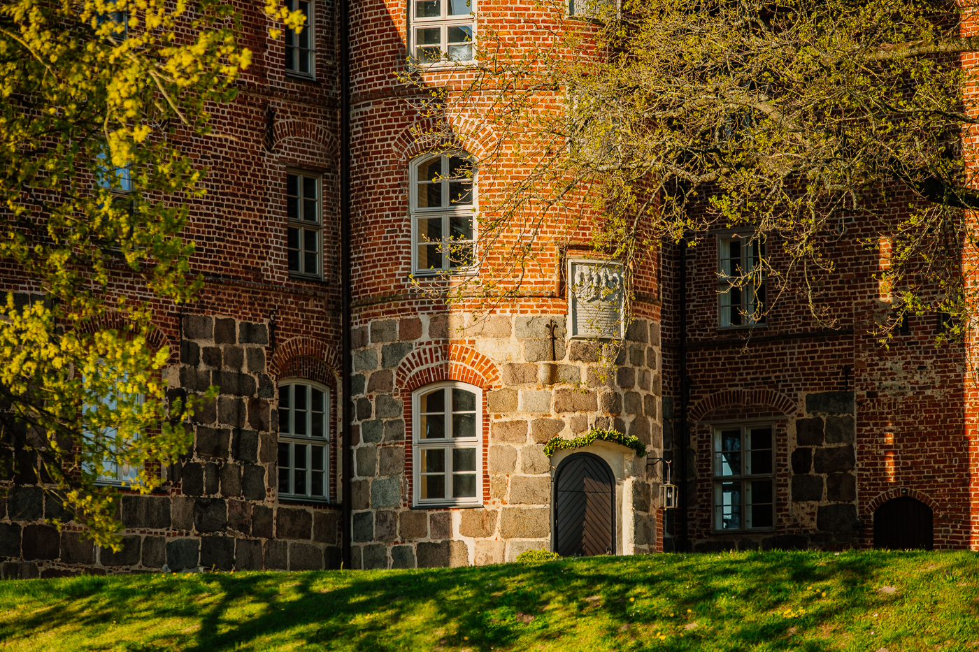 Schloss Ulrichshusen in Mecklenburg im Abendlicht