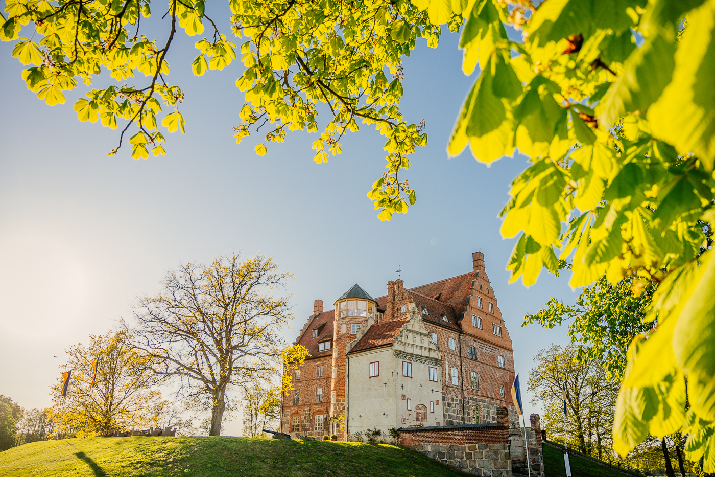 Schloss Ulrichshusen in Mecklenburg im Abendlicht