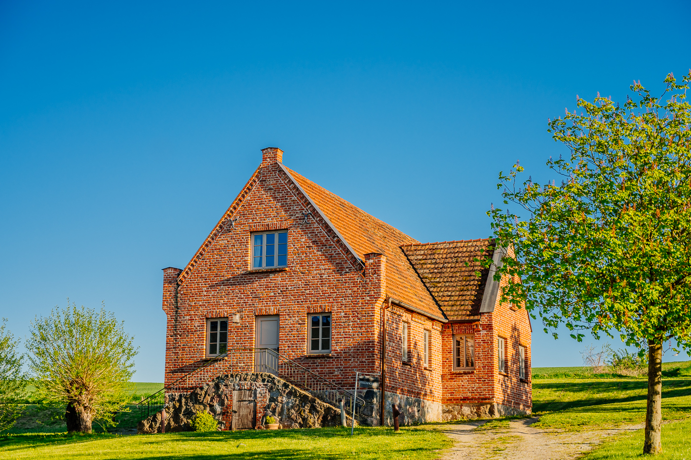 Die alte Stellmacherei beim Schloss Ulrichshusen in Mecklenburg im Abendlicht