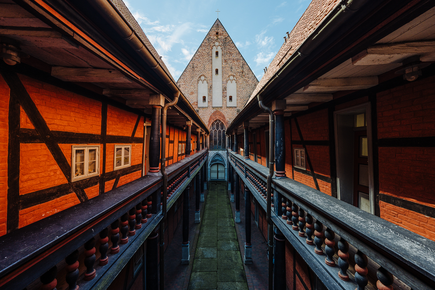 Säulengang am Heilgeisthospital Stralsund mit Backsteinarchitektur und Blick zur Heilgeistkirche.